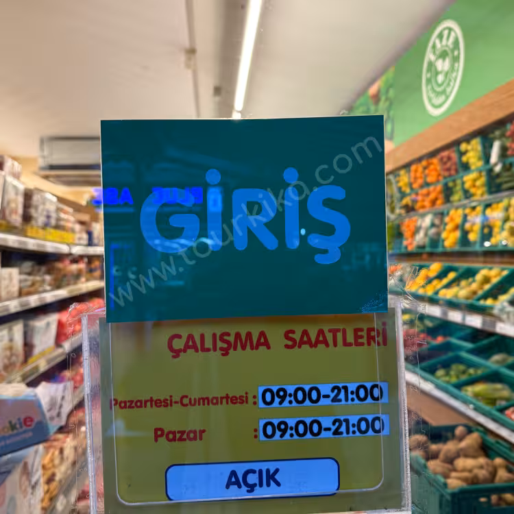 πινακίδα που λέει στα τούρκικα Giriş (είσοδος)