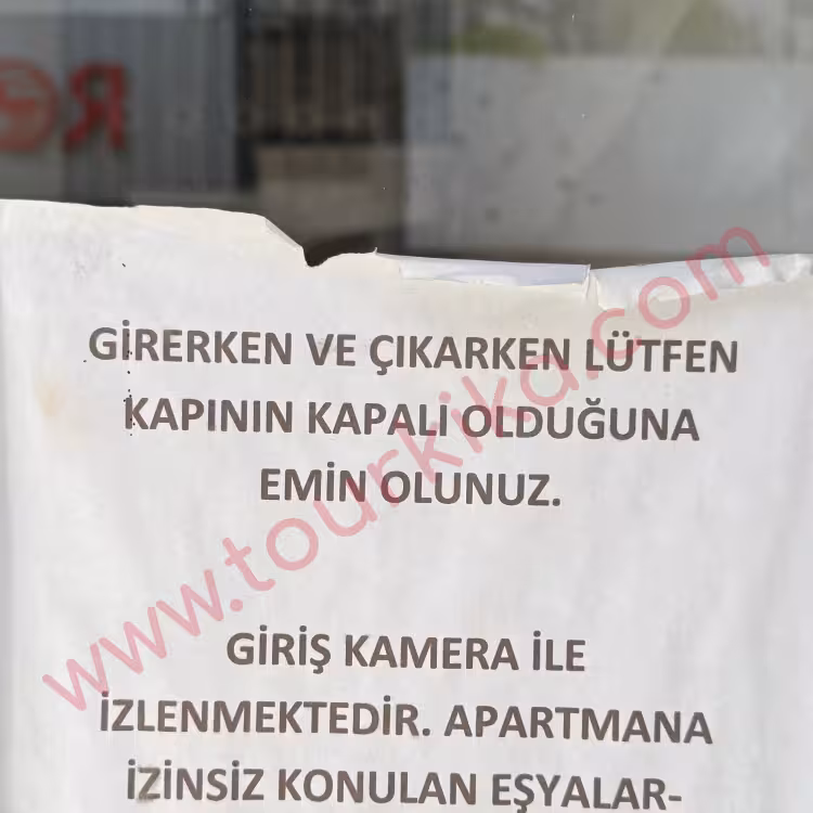 Φωτογραφία που γράφει στα τούρκικα Giriş kamera ile izlenmektedir (Η είσοδος παρακολουθείται με κάμερες)