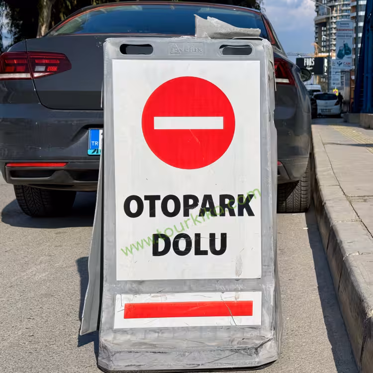 Πινακίδα που γράφει στα τούρκικα otopark dolu (το πάρκιγκ είναι γεμάτο)