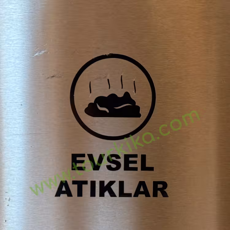 Φωτογραφία που γράφει στα τούρκικα evsel atıklar (οικιακά απόβλητα)