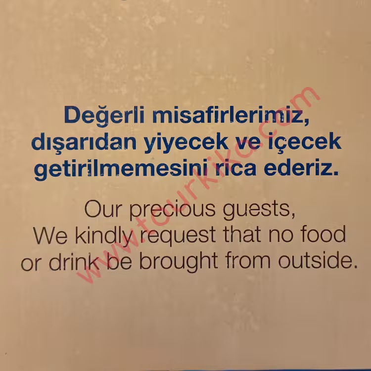 Πινακίδα που γράφει στα τούρκικα Değerli misafirlerimiz, dışarıdan yiyecek ve içecek getirilmemesini rica ederiz. (Αγαπητοί μας πελάτες, παρακαλούμε να μην φέρνετε τρόφιμα και ποτά από έξω)
