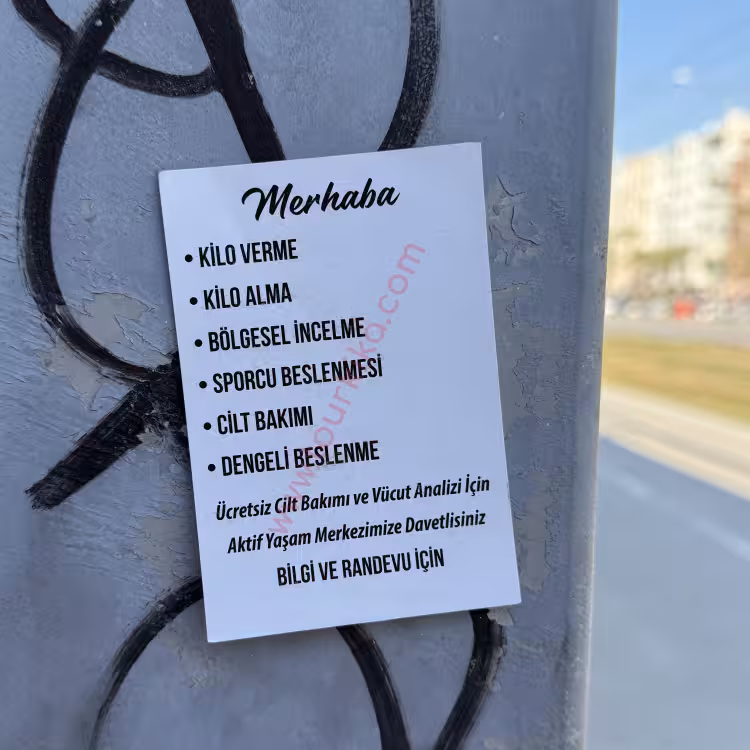 αυτοκόλλητο που γράφει στα τούρκικα Kilo verme, kilo alma, bölgesel inceleme, dengeli beslenme (Αδυνάτισμα, πάχυνση, τοπικό αδυνάτισμα, ισορροπημένη διατροφή)