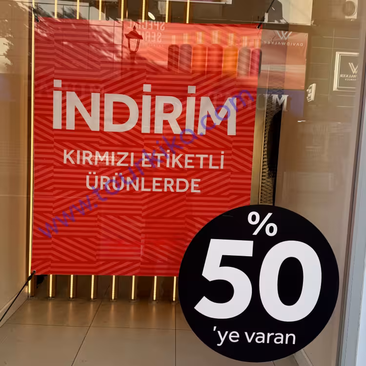 Φωτογραφία στα τουρκικά που γράφει İndirim. Kırmızı etiketli ürünlerde (Εκτπώσεις. Στα προϊόντα με κόκκινη ετικέτα)