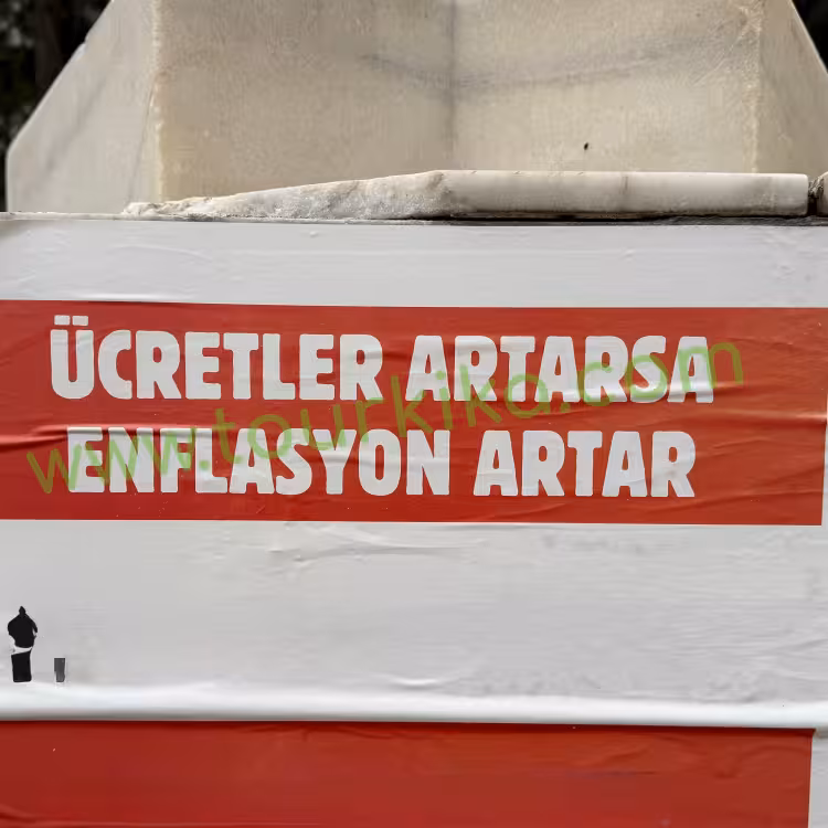 Φωτογραφία που γράφει στα τούρκικα Ücretler artarsa enflasyon artar (Αν αυξηθούν οι μισθοί θα αυξηθεί ο πληθορισμός)
